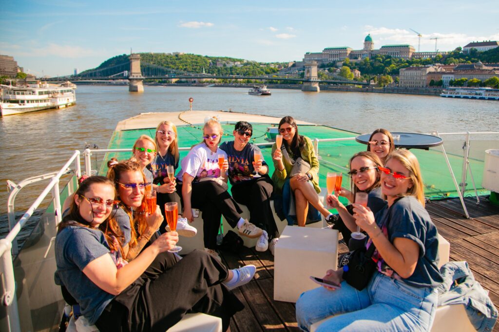 20250510_prosecco_boat_fullsize_szmg-1-min